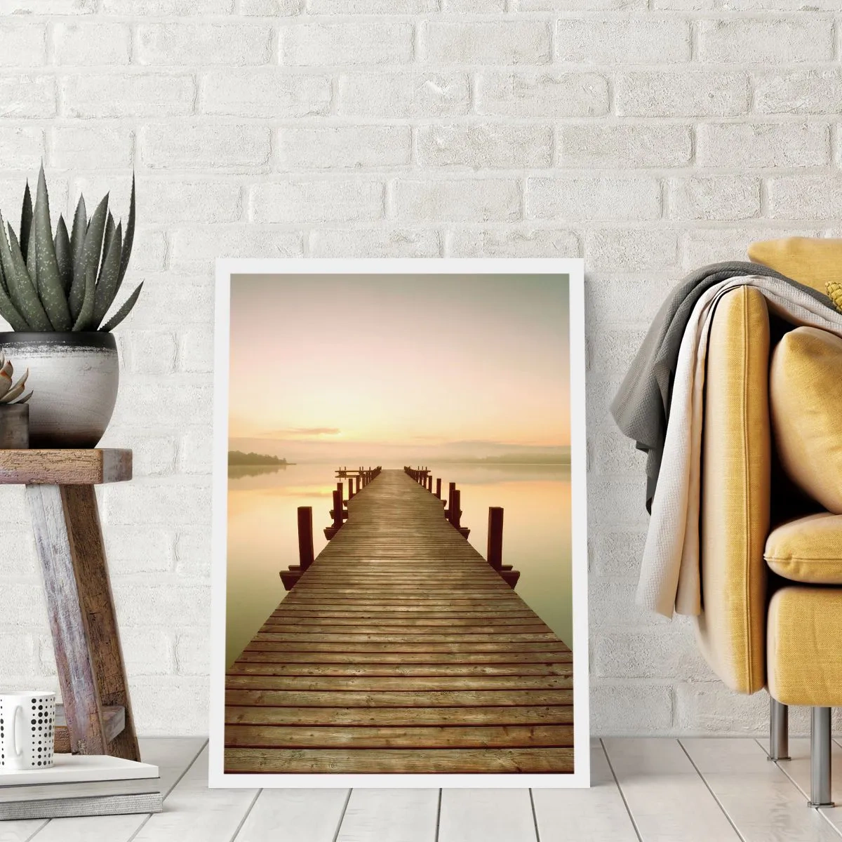 Plakat - Drewniane molo nad spokojnym jeziorem o poranku - 50x70cm - Przedświt, świtanie, światło - Nowoczesna dekoracja ścienna do salonu, kuchni i sypialni ARTTOR