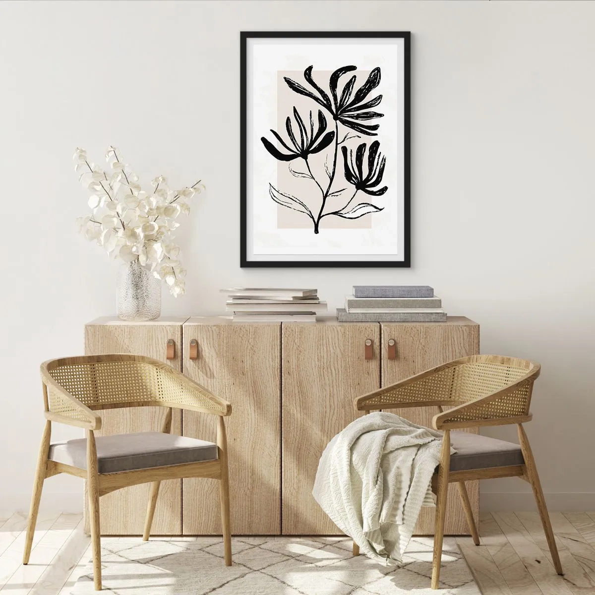 Plakat w czarnej ramie - Czarno-biała ilustracja kwiatów na beżowym tle - 50x70cm - Szkic do zielnika - Nowoczesna dekoracja ścienna do salonu i sypialni ARTTOR