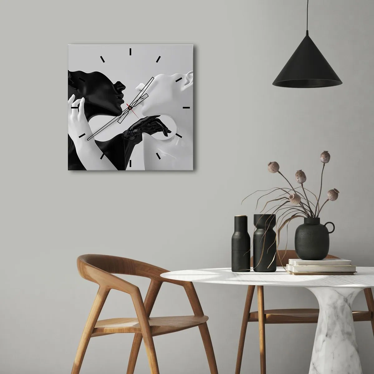 Zegar ścienny - Czarno-białe sylwetki w dynamicznym zbliżeniu - 30x30cm - Przyciąganie – pożądanie - Nowoczesna dekoracja ścienna do salonu i sypialni ARTTOR