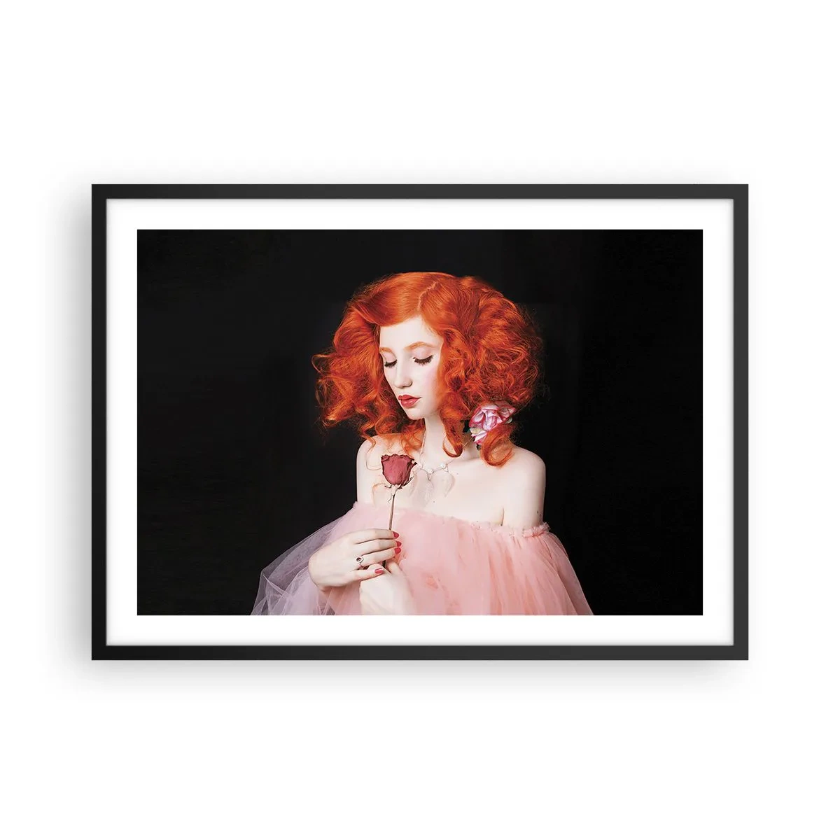 Plakat w czarnej ramie - Kobieta z rudymi włosami trzymająca różę - 70x50cm - W barokowym stylu - Nowoczesna dekoracja ścienna do salonu i sypialni ARTTOR