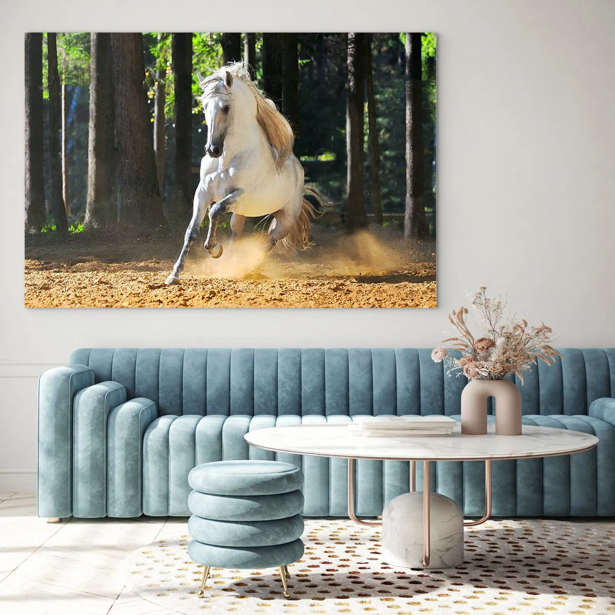 Obraz na szkle - Biały koń w galopie na piaszczystym podłożu w lesie - 120x80cm - Jak z powieści fantasy - Nowoczesna dekoracja ścienna do salonu, kuchni i sypialni ARTTOR