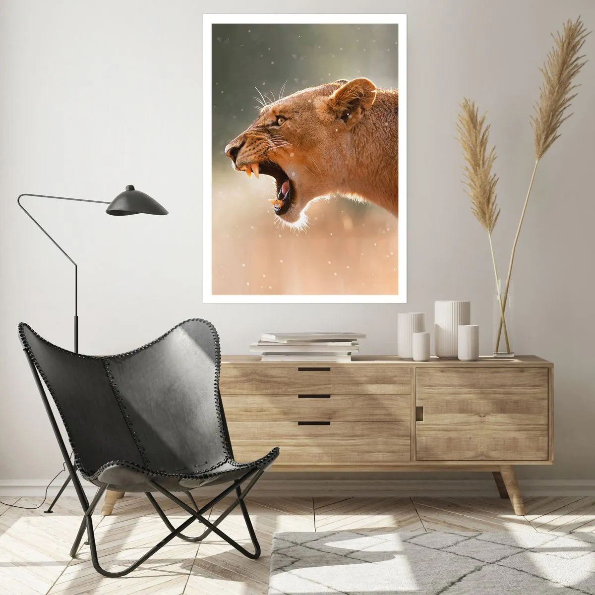 Plakat - Zbliżenie na wściekłą lwicę w pełnym ruchu - 50x70cm - Spróbuj nie posłuchać - Nowoczesna dekoracja ścienna do salonu, kuchni i sypialni ARTTOR