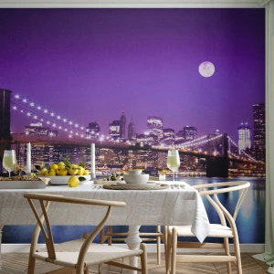 Fototapeta Standard Eco - Brooklyn Bridge i panorama Nowego Jorku nocą - 100x70cm - Światła wielkiego miasta we fiolecie - Nowoczesna dekoracja ścienna do salonu i sypialni ARTTOR