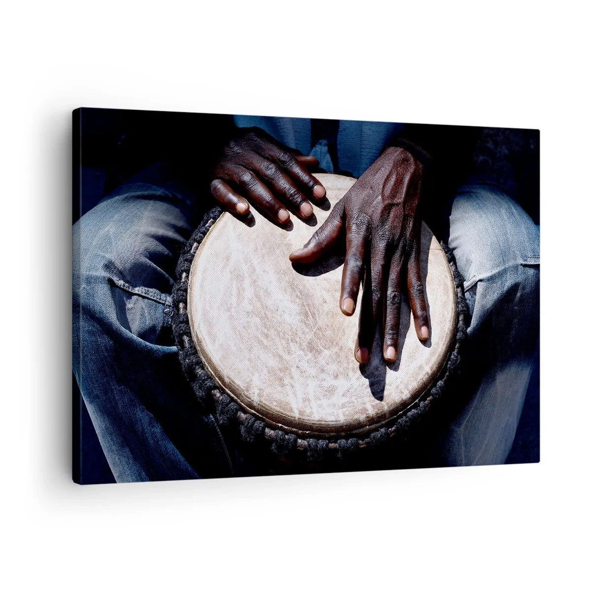 Obraz na płótnie - Ręce grające na bębnie djembe w dynamicznej kompozycji - 70x50cm - Żyj w swoim rytmie - Nowoczesna dekoracja ścienna do salonu i sypialni ARTTOR