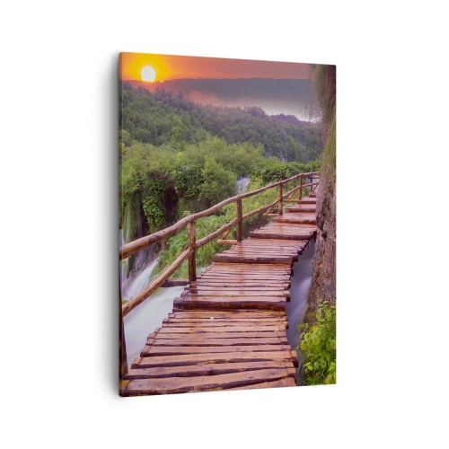 Obraz na płótnie - Drewniana kładka nad wodą otoczona bujną roślinnością o zachodzie słońca - 50x70cm - Piękno nie do uwierzenia - Nowoczesna dekoracja ścienna do salonu, kuchni i sypialni ARTTOR