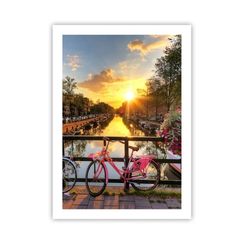 Plakat - Różowy rower na moście nad kanałem przy zachodzie słońca - 50x70cm - Wiosenny poranek w Amsterdamie - Nowoczesna dekoracja ścienna do salonu, kuchni i sypialni ARTTOR