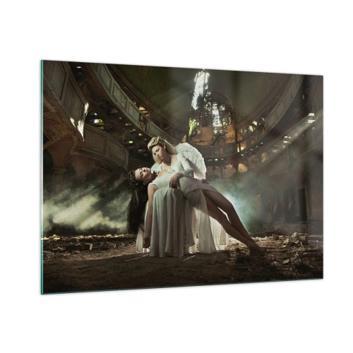 Obraz na szkle - Postać anioła trzymająca kobietę w ruinach budynku - 100x70cm - Duch starego teatru - Nowoczesna dekoracja ścienna do salonu, kuchni i sypialni ARTTOR