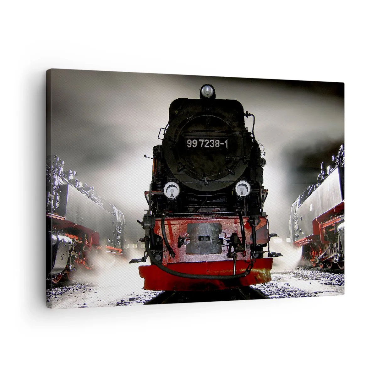 Obraz na płótnie - Parowóz otoczony parą na tle ciemnego nieba w klimatycznej scenerii - 70x50cm - Stoi i sapie, dyszy i dmucha - Nowoczesna dekoracja ścienna do salonu i sypialni ARTTOR