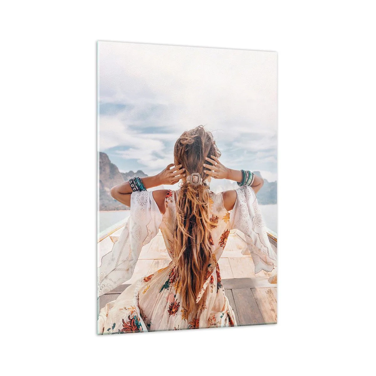 Obraz na szkle - Kobieta na łodzi z widokiem na góry i wodę, w stylu boho - 70x100cm - W drodze ku szczęściu - Nowoczesna dekoracja ścienna do salonu i sypialni ARTTOR