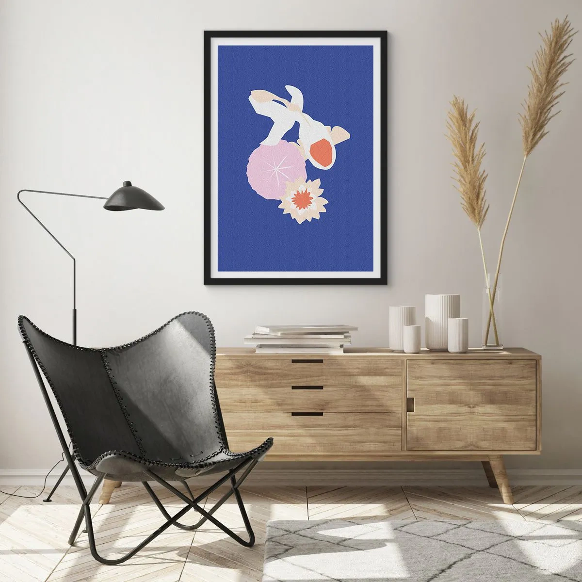 Plakat w czarnej ramie - Ryba koi w otoczeniu kwiatów na intensywnym tle - 50x70cm - Kompozycja kwiatów i pąków - Nowoczesna dekoracja ścienna do salonu i sypialni ARTTOR