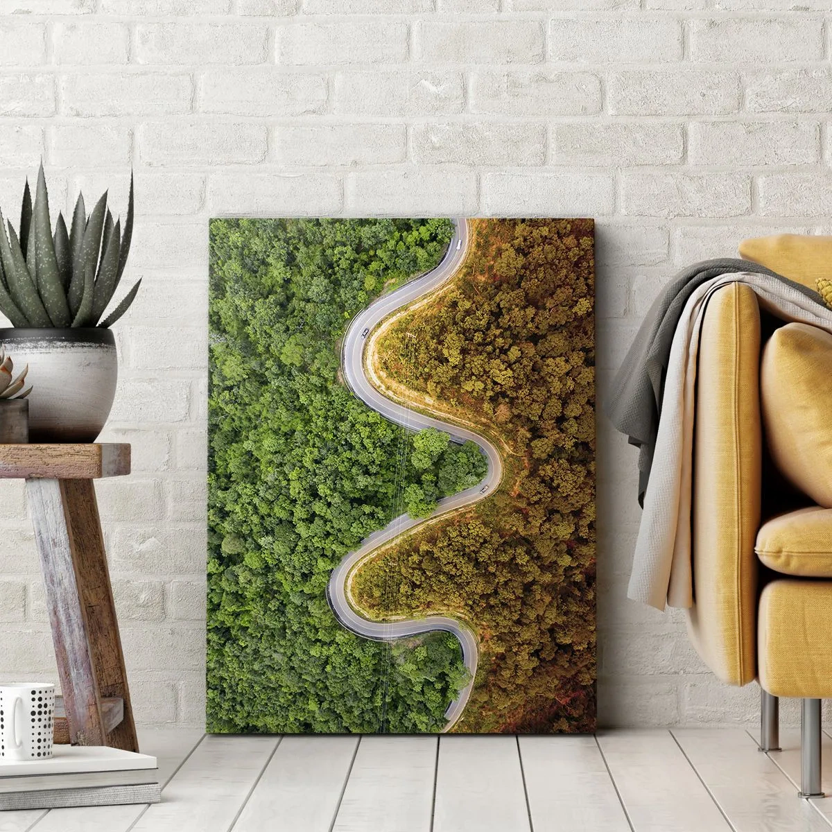 Obraz na płótnie - Kręta droga biegnąca przez granicę zielonego i jesiennego lasu - 50x70cm - Granice i przełomy - Nowoczesna dekoracja ścienna do salonu, kuchni i sypialni ARTTOR