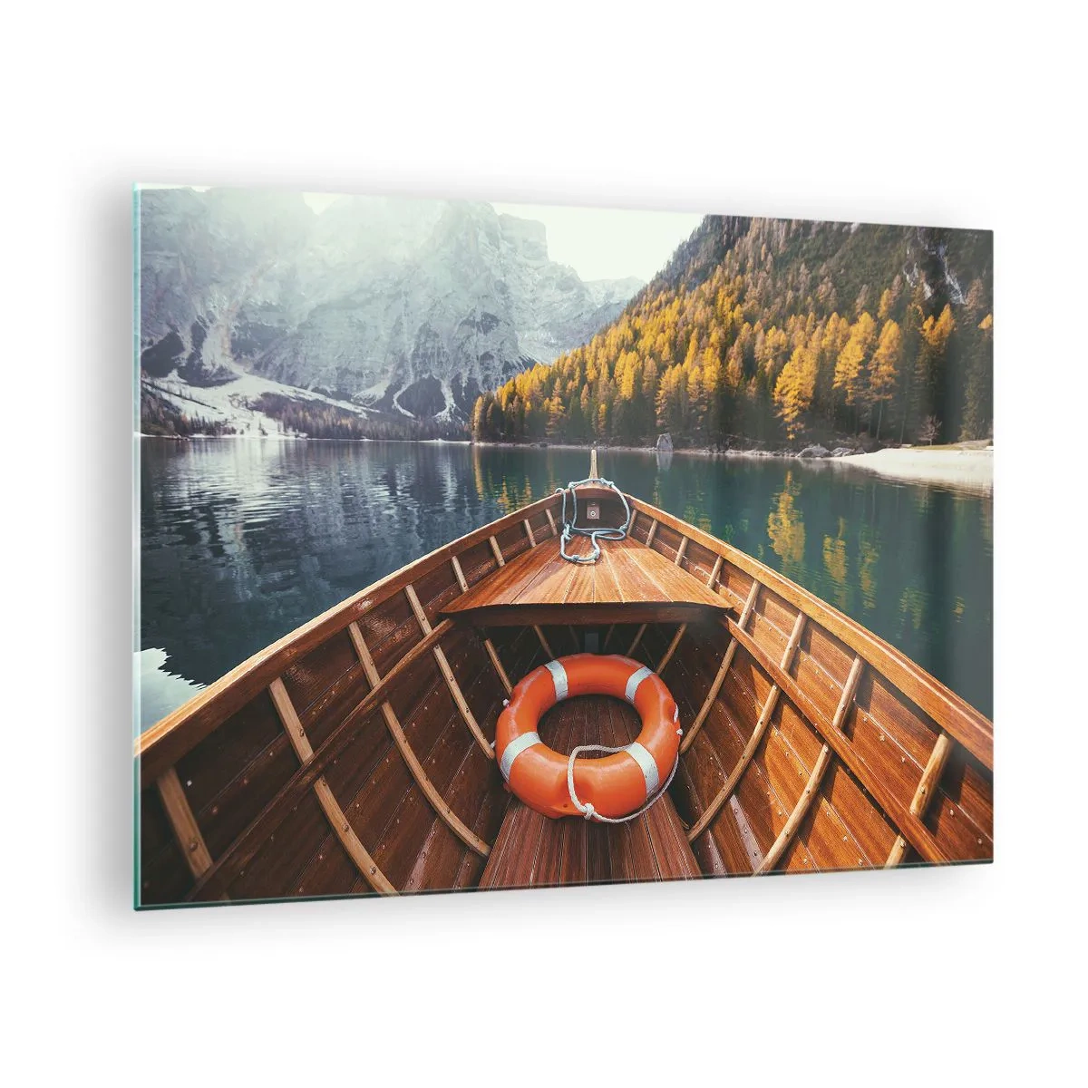 Obraz na szkle - Widok z drewnianej łodzi na górskie jezioro i jesienny las - 70x50cm - Górska wycieczka - Nowoczesna dekoracja ścienna do salonu i sypialni ARTTOR