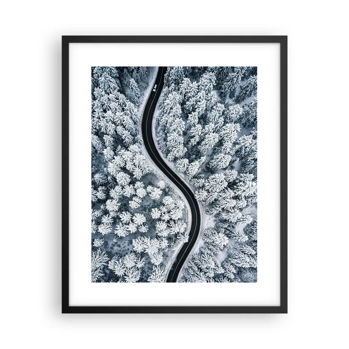 Plakat w czarnej ramie - Przez zimowy las - 40x50 cm