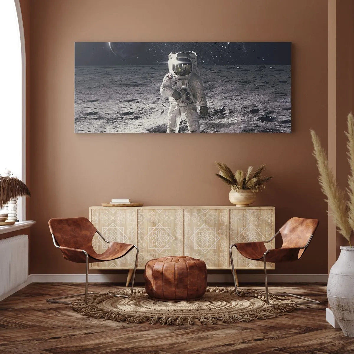 Obraz na płótnie - Astronauta na powierzchni Księżyca z Ziemią w tle - 160x50cm - Pozdrowienia z Księżyca - Nowoczesna dekoracja ścienna do salonu i sypialni ARTTOR