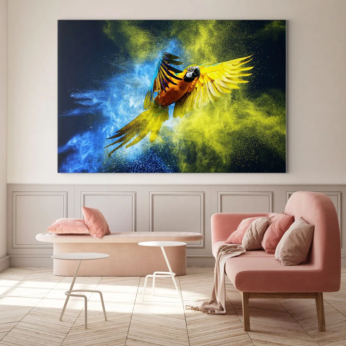Obraz na szkle - Kolorowa papuga w locie na tle żółto-niebieskim - 70x50cm - W błękitno-złotym pyle - Nowoczesna dekoracja ścienna do salonu i sypialni ARTTOR