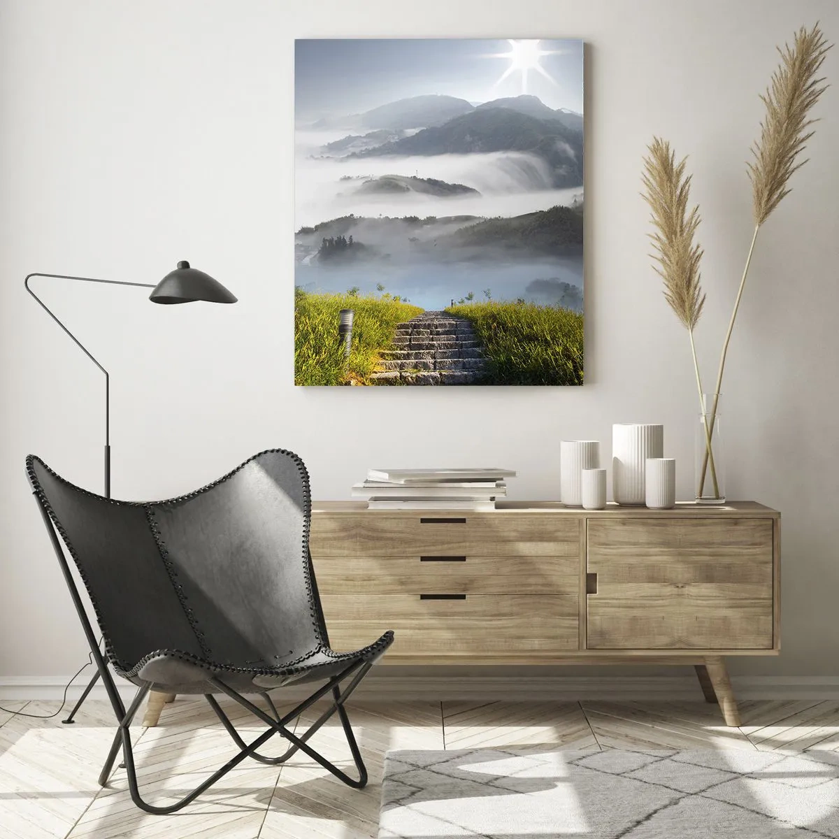Obraz na szkle - Górski krajobraz z mgłą i schodami prowadzącymi na szczyt - 50x70cm - Wciąż w górę ku chmurom - Nowoczesna dekoracja ścienna do salonu, kuchni i sypialni ARTTOR