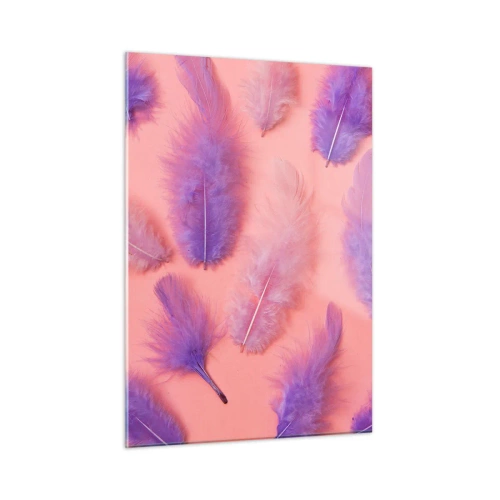 Obraz na szkle - Fioletowe pióra na różowym tle w delikatnej kompozycji - 50x70cm - Liliowy ptak pragnienia - Nowoczesna dekoracja ścienna do salonu, kuchni i sypialni ARTTOR