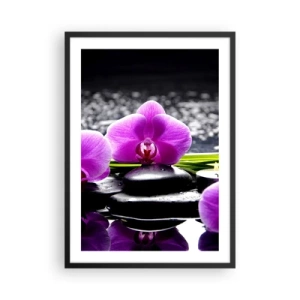 Plakat w czarnej ramie - Fioletowa orchidea na tle kamieni i wody w klimacie spa - 50x70cm - Utonąć w ciszy i spokoju - Nowoczesna dekoracja ścienna do salonu i sypialni ARTTOR