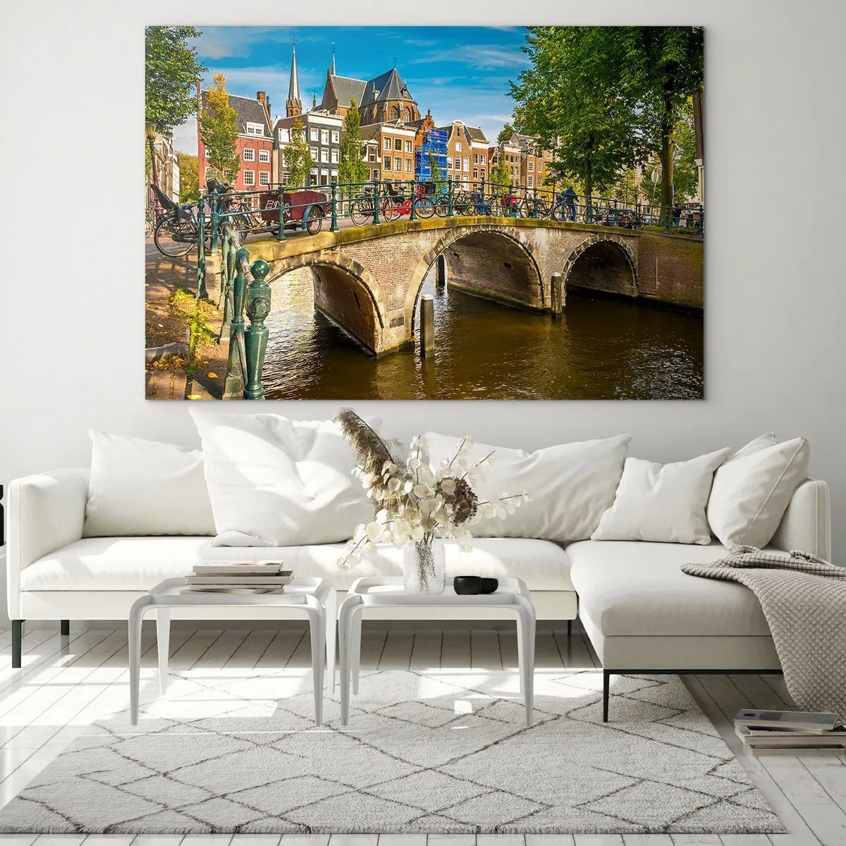 Obraz na szkle - Most nad kanałem otoczony zabytkową architekturą i zielenią - 70x50cm - Wiosna nad kanałem - Nowoczesna dekoracja ścienna do salonu i sypialni ARTTOR