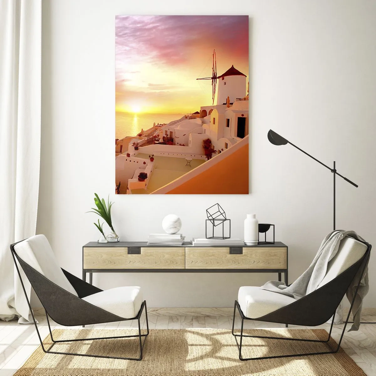 Obraz na szkle - Zachód słońca nad Santorini z białymi budynkami i wiatrakiem - 50x70cm - Rozpłynąć się w bieli i złocie - Nowoczesna dekoracja ścienna do salonu, kuchni i sypialni ARTTOR