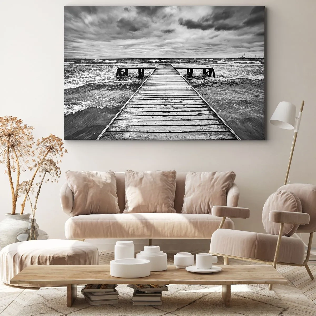 Obraz na płótnie - Czarno-biały widok drewnianego pomostu nad wzburzonym morzem - 70x50cm - Czekam na wiatr, co rozgoni… - Nowoczesna dekoracja ścienna do salonu i sypialni ARTTOR
