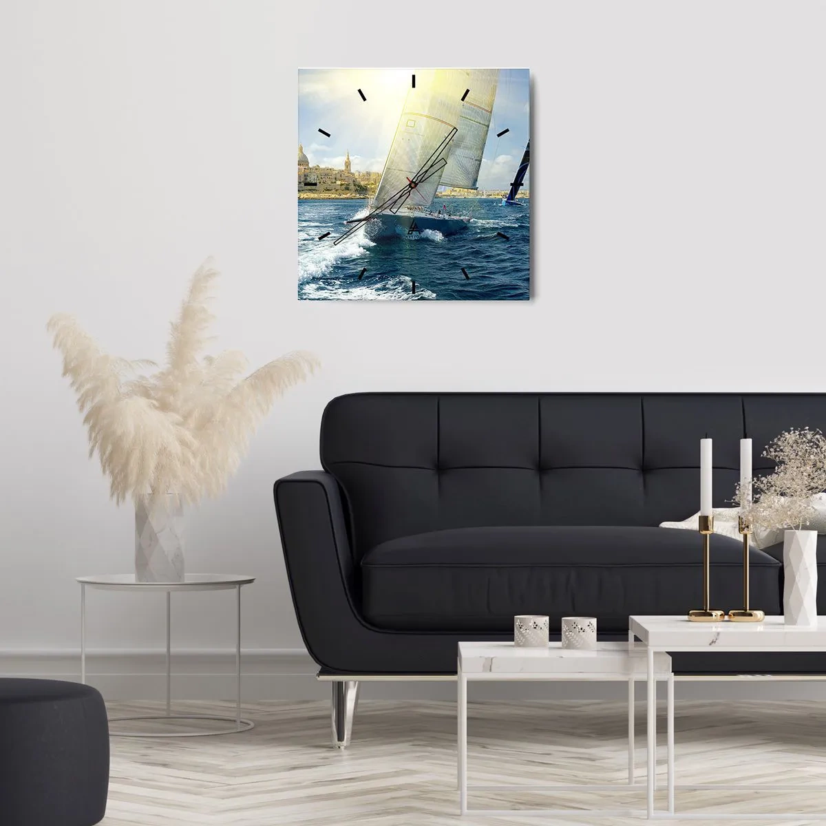 Zegar ścienny - Wyścig jachtów na tle słonecznego wybrzeża - 30x30cm - Pora opuścić miasto - Nowoczesna dekoracja ścienna do salonu i sypialni ARTTOR