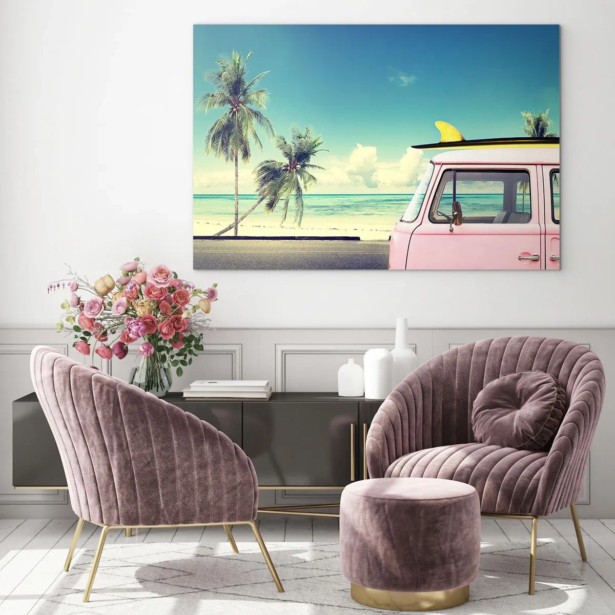 Obraz na szkle - Plaża z palmami i różowym vanem w stylu retro przy morzu - 120x80cm - Wakacje czas zacząć - Nowoczesna dekoracja ścienna do salonu, kuchni i sypialni ARTTOR
