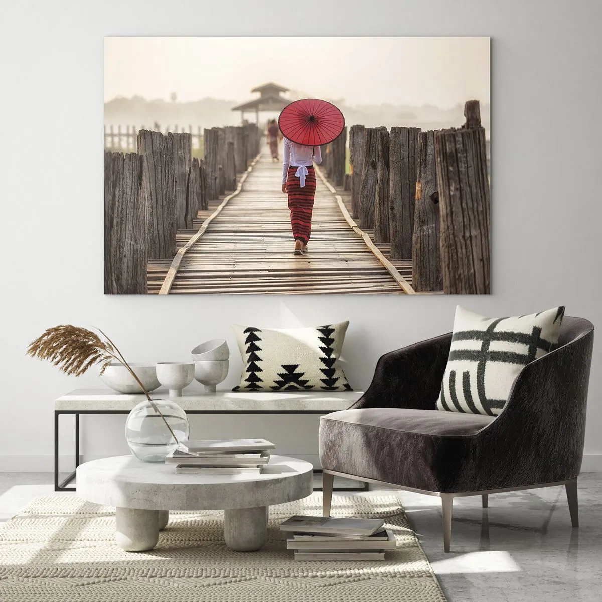 Obraz na szkle - Kobieta z czerwonym parasolem na drewnianym moście - 70x50cm - Na starym moście - Nowoczesna dekoracja ścienna do salonu i sypialni ARTTOR