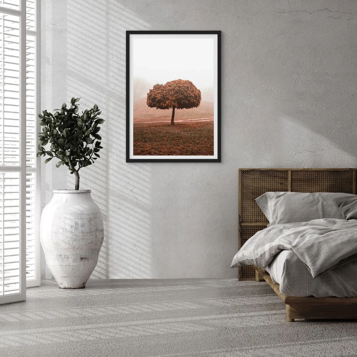 Plakat w czarnej ramie - Samotne drzewo w jesiennej mgle - 50x70cm - Po pracowitym lecie - Nowoczesna dekoracja ścienna do salonu i sypialni ARTTOR