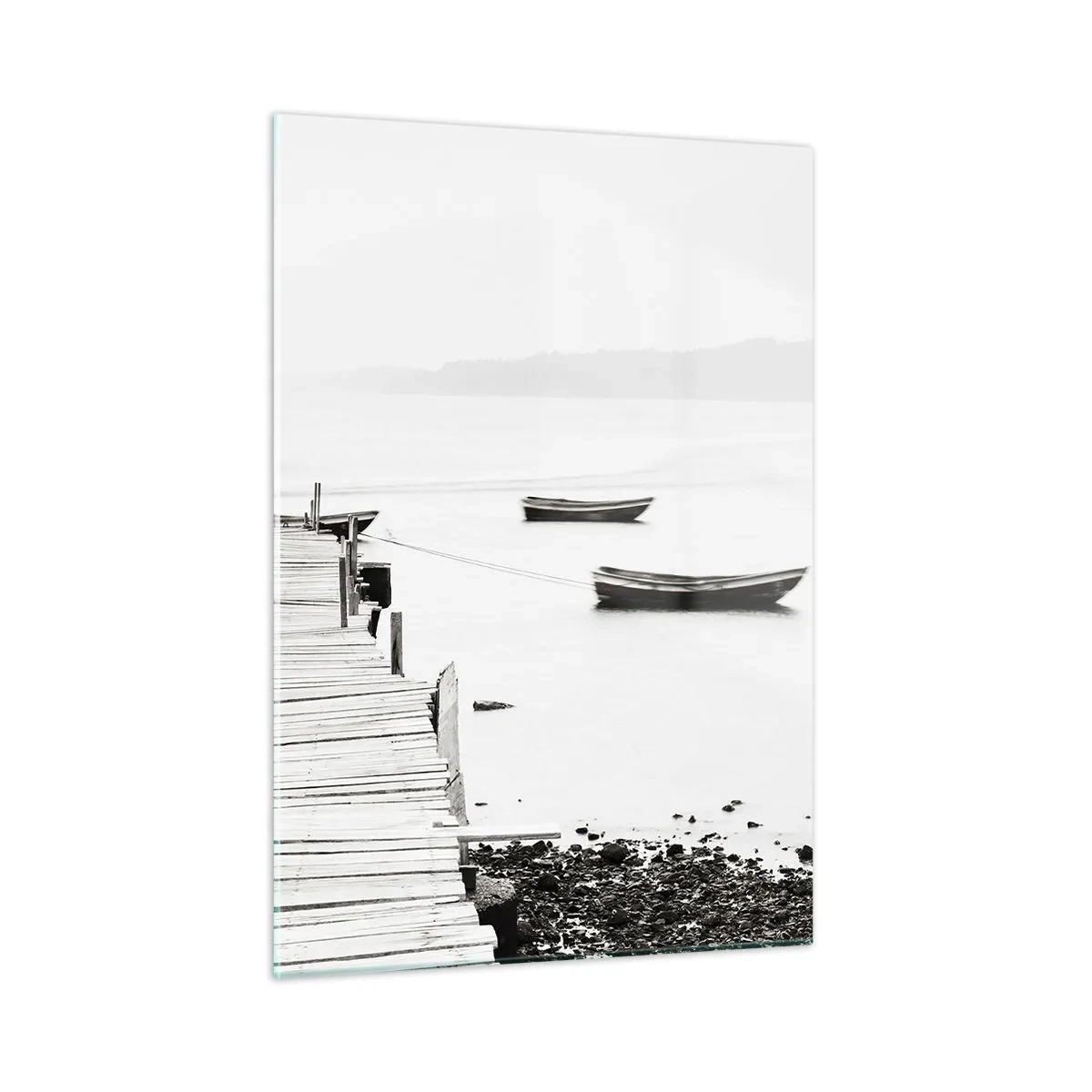 Obraz na szkle - Czarno-biały widok drewnianego pomostu nad jeziorem - 50x70cm - Nad wodą cichą i czystą - Nowoczesna dekoracja ścienna do salonu, kuchni i sypialni ARTTOR