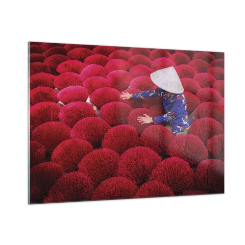 Obraz na szkle - Pracownik wśród czerwonych pęków kadzideł na tle wzoru - 100x70cm - Na ryżowym polu - Nowoczesna dekoracja ścienna do salonu, kuchni i sypialni ARTTOR