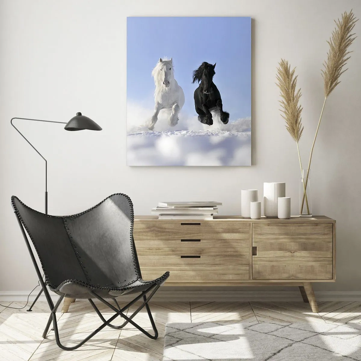 Obraz na szkle - Czarno-biały koń biegnące po śniegu w zimowym krajobrazie - 50x70cm - Czarno-biały galop - Nowoczesna dekoracja ścienna do salonu, kuchni i sypialni ARTTOR