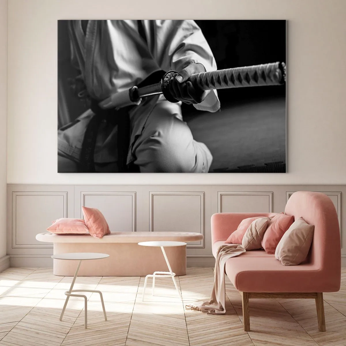 Obraz na szkle - Postać w kimonie trzymająca miecz, czarno-biała kompozycja - 100x70cm - Dusza wojownika - Nowoczesna dekoracja ścienna do salonu, kuchni i sypialni ARTTOR