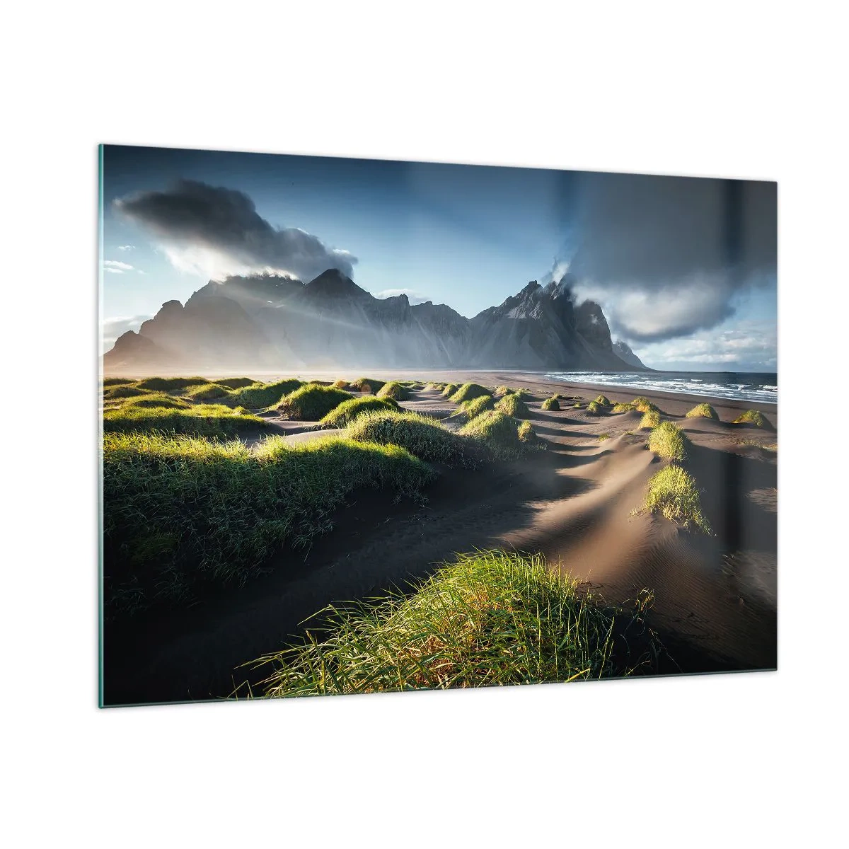 Obraz na szkle - Islandzki krajobraz z czarną plażą i górami - 100x70cm - Harmonia żywiołów - Nowoczesna dekoracja ścienna do salonu, kuchni i sypialni ARTTOR
