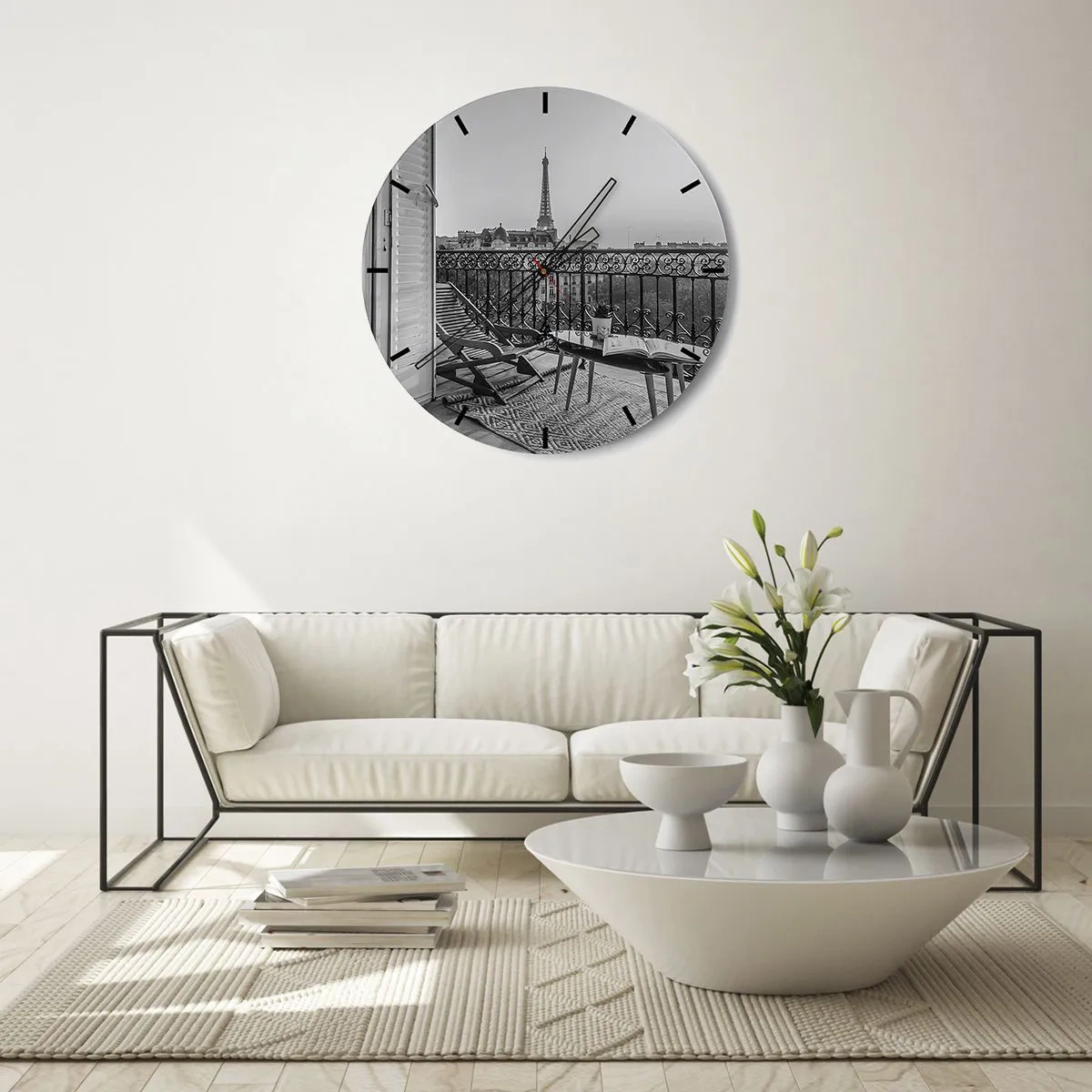 Zegar ścienny - Widok z balkonu na wieżę Eiffla w czerni i bieli - 30x30cm - Paryskie popołudnie - Nowoczesna dekoracja ścienna do salonu, kuchni i sypialni ARTTOR