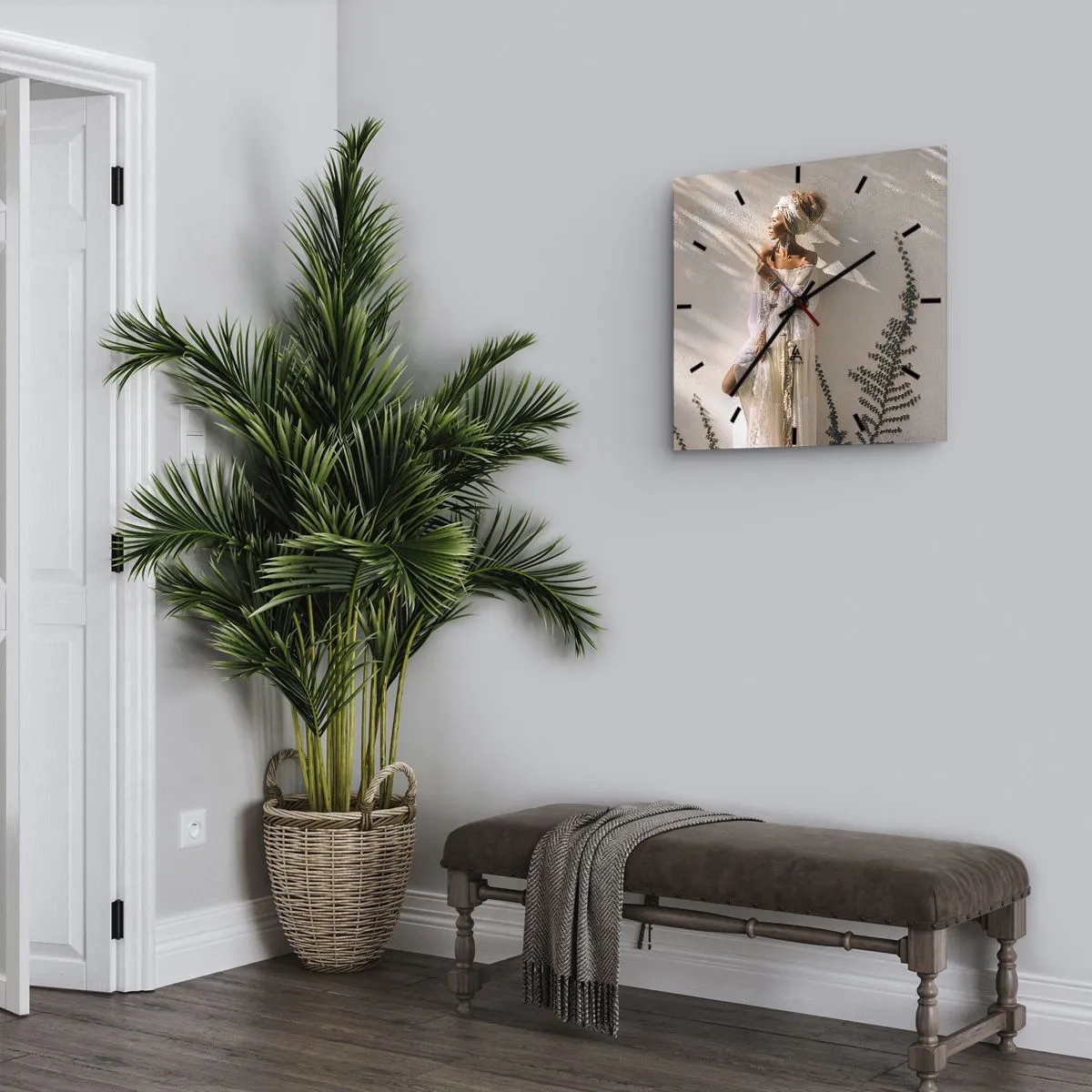 Zegar ścienny - Kobieta w stylizacji boho oświetlona promieniami słońca - 30x30cm - Słońce i dziewczyna - Nowoczesna dekoracja ścienna do salonu i sypialni ARTTOR