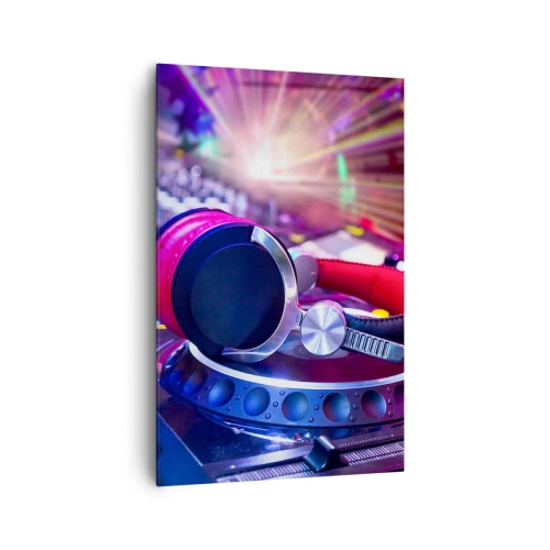 Obraz na płótnie - Słuchawki DJ na konsolecie oświetlone reflektorami na imprezie - 80x120cm - Będzie, będzie się działo - Nowoczesna dekoracja ścienna do salonu i sypialni ARTTOR