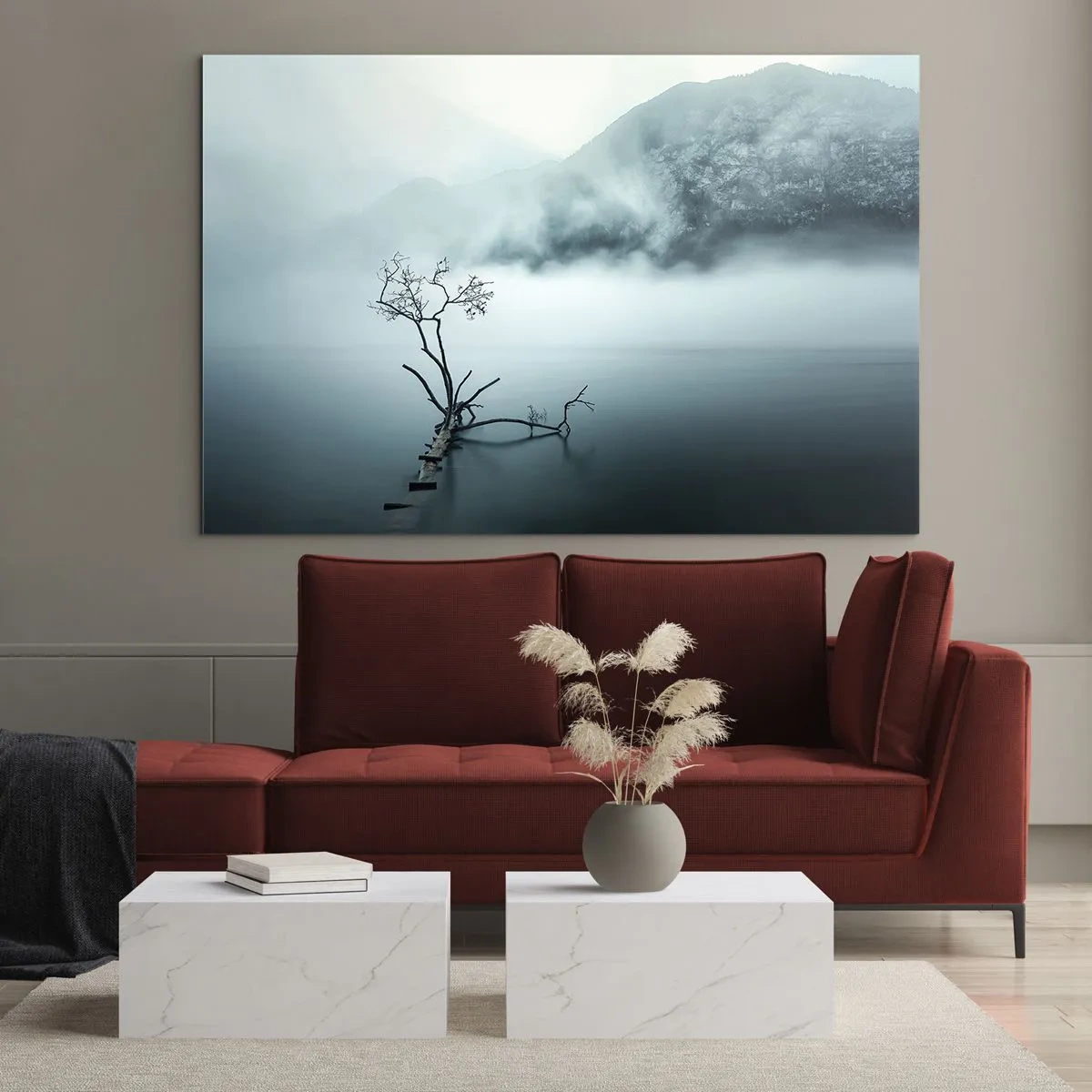 Obraz na szkle - Samotne drzewo na tle gór spowitych mgłą nad wodą - 70x50cm - Z wody i mgły - Nowoczesna dekoracja ścienna do salonu i sypialni ARTTOR