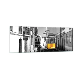 Obraz na szkle - Żółty tramwaj na ulicach Lizbony w monochromatycznej scenerii - 140x50cm - Duch Lizbony - Nowoczesna dekoracja ścienna do salonu i sypialni ARTTOR