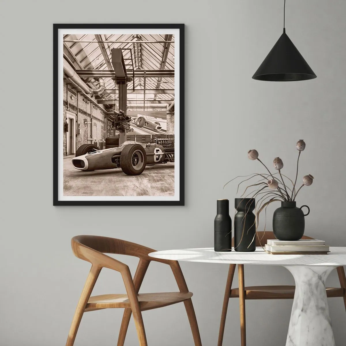 Plakat w czarnej ramie - Kultowy samochód wyścigowy w industrialnym wnętrzu - 50x70cm - Odpoczynek zwycięzcy - Nowoczesna dekoracja ścienna do salonu i sypialni ARTTOR