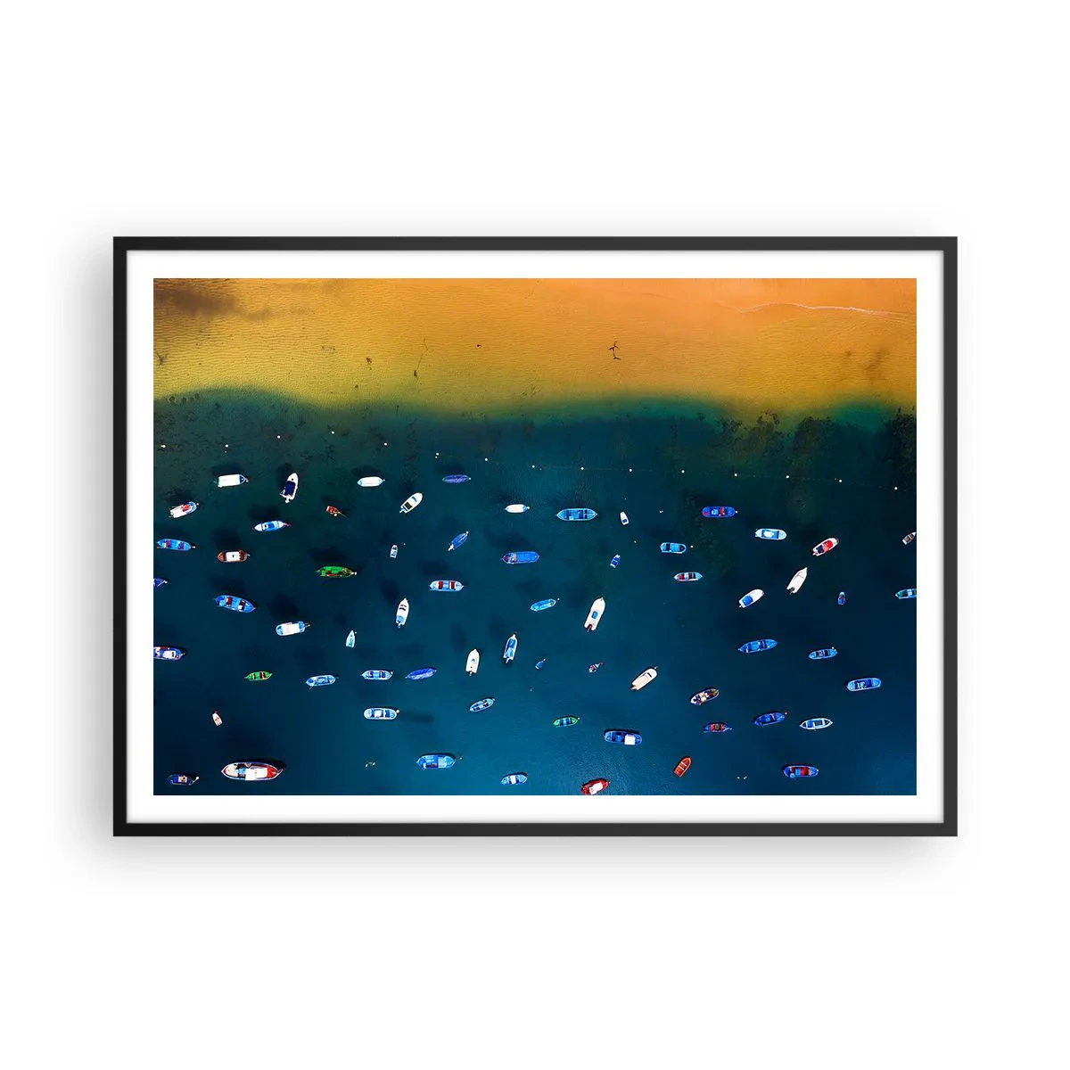 Plakat w czarnej ramie - Widok z lotu ptaka na łodzie na wodzie i piaszczysty brzeg - 100x70cm - Wakacyjna gra - Nowoczesna dekoracja ścienna do salonu i sypialni ARTTOR
