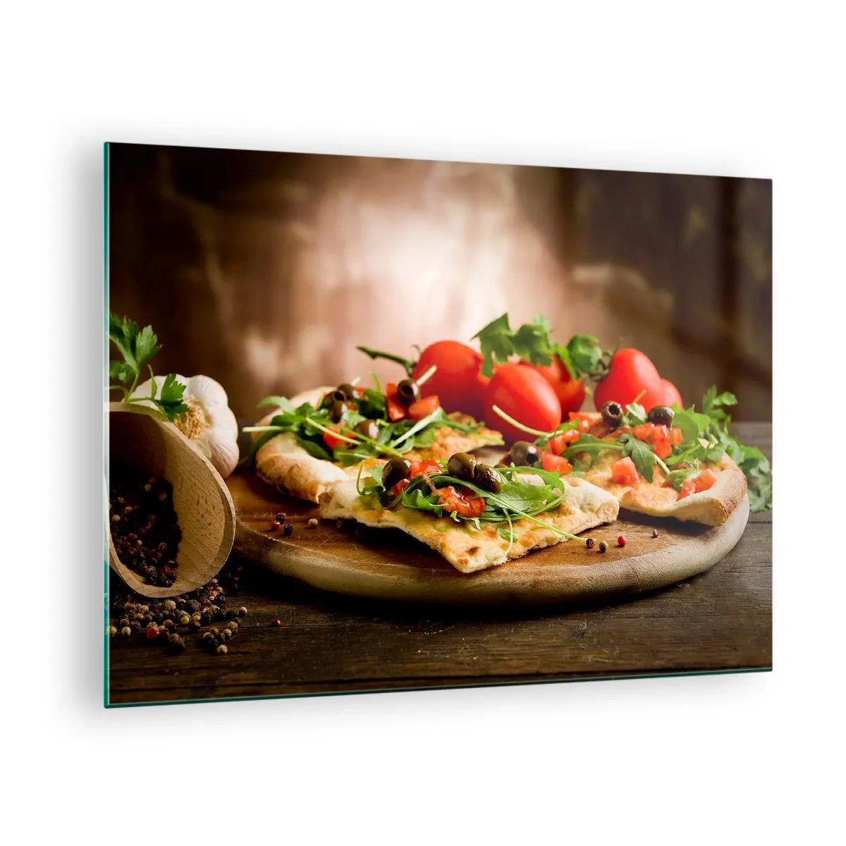 Obraz na szkle - Pizza na drewnianej desce z rukolą i pomidorkami - 70x50cm - Prosto z pieca i z ogrodu - Nowoczesna dekoracja ścienna do salonu i sypialni ARTTOR