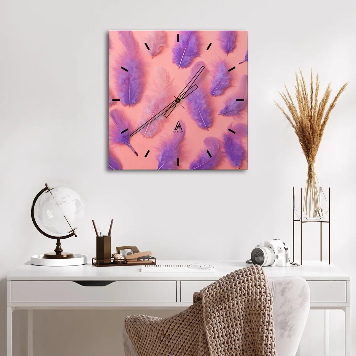 Zegar ścienny - Fioletowe i różowe piórka na pastelowym tle - 30x30cm - Liliowy ptak pragnienia - Nowoczesna dekoracja ścienna do salonu i sypialni ARTTOR