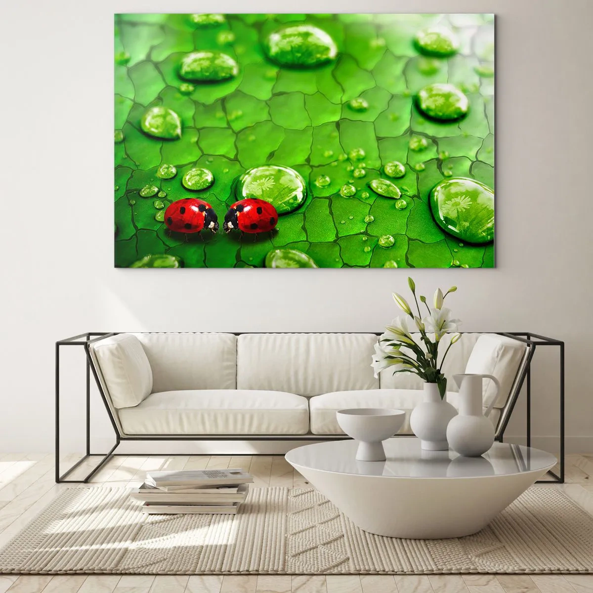 Obraz na szkle - Dwie biedronki na zielonym liściu z kroplami wody - 120x80cm - Spotkanie w zieleni - Nowoczesna dekoracja ścienna do salonu, kuchni i sypialni ARTTOR