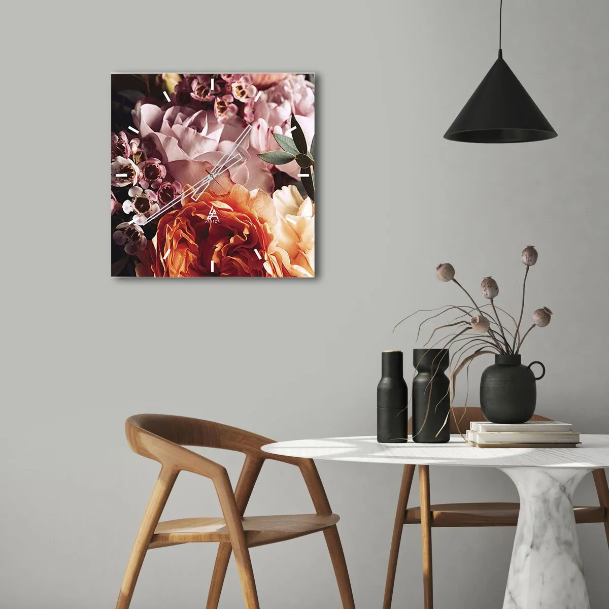 Zegar ścienny - Kompozycja kolorowych kwiatów w zbliżeniu - 30x30cm - Otulone pięknem - Nowoczesna dekoracja ścienna do salonu i sypialni ARTTOR