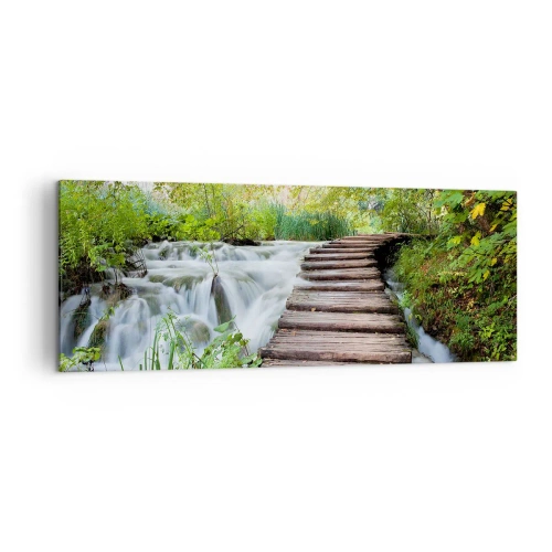 Obraz na płótnie - Drewniany pomost nad wodospadem otoczonym bujną zielenią lasu. - 140x50cm - Wcale nie cicha woda - Nowoczesna dekoracja ścienna do salonu i sypialni ARTTOR