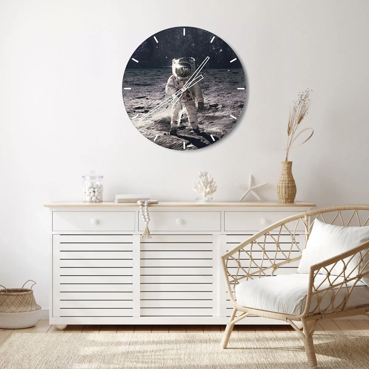 Zegar ścienny - Astronauta na powierzchni Księżyca - 30x30cm - Pozdrowienia z Księżyca - Nowoczesna dekoracja ścienna do salonu, kuchni i sypialni ARTTOR