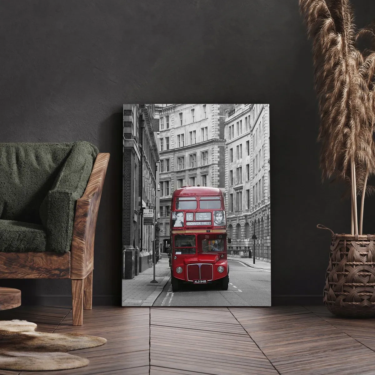 Obraz na płótnie - Czerwony autobus na tle czarno-białych budynków miejskich - 70x100cm - Codzienność nie musi być szara - Nowoczesna dekoracja ścienna do salonu i sypialni ARTTOR