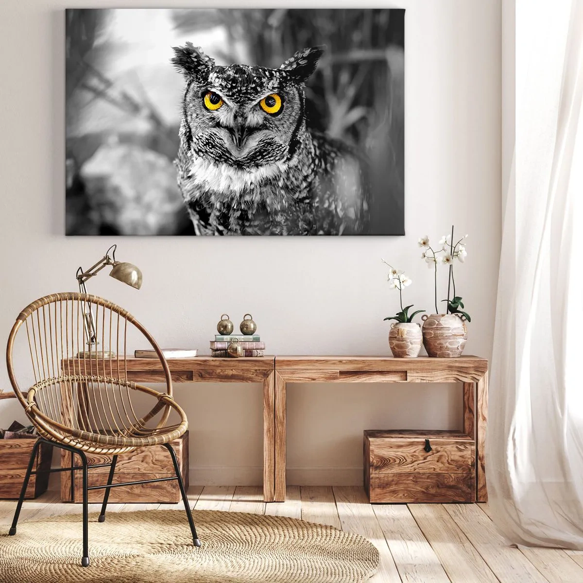 Obraz na płótnie - Sowa w czarno-białym ujęciu z żółtymi oczami - 70x50cm - Nic się nie ukryje - Nowoczesna dekoracja ścienna do salonu i sypialni ARTTOR
