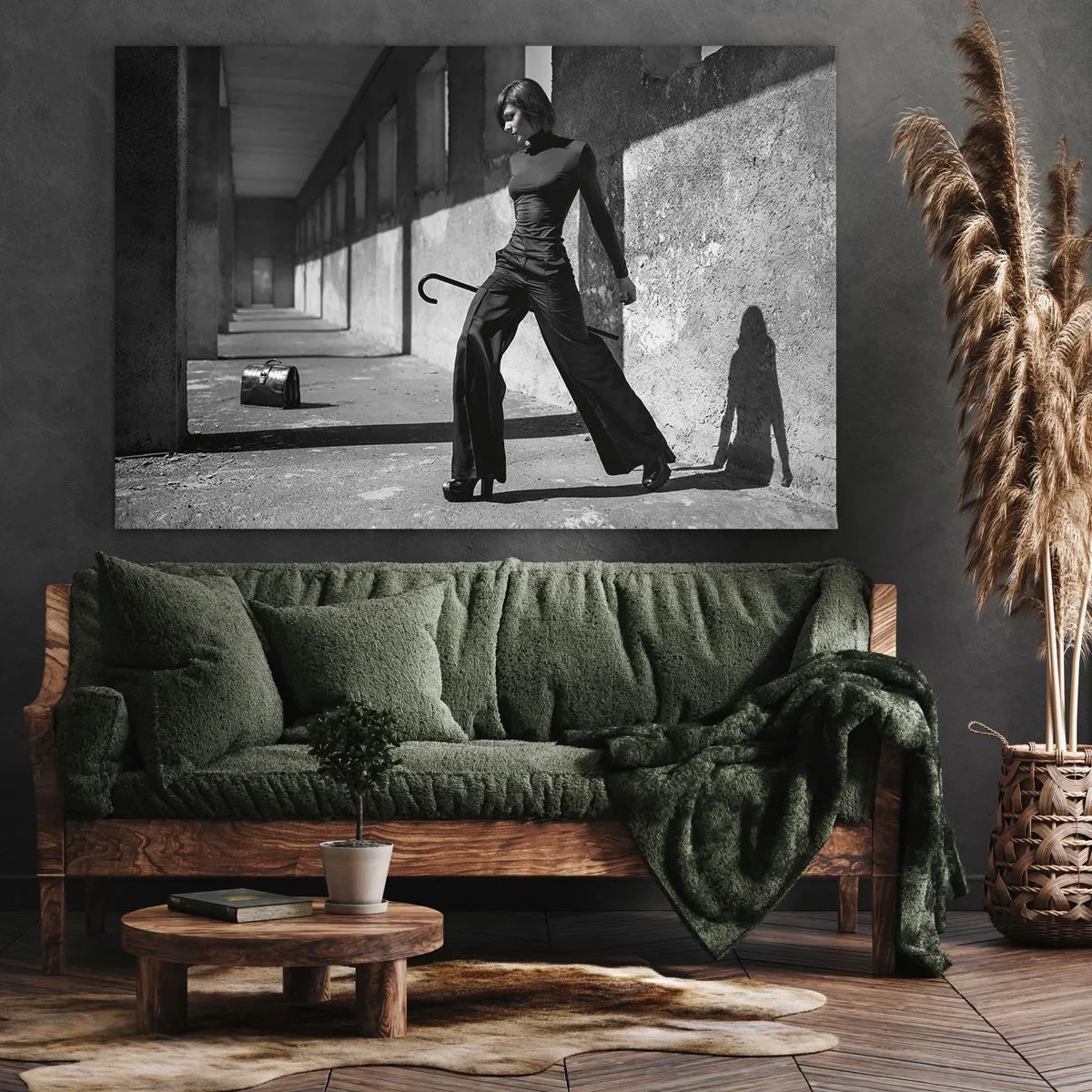 Obraz na płótnie - Stylowa kobieta w industrialnym otoczeniu - 70x50cm - Miejska elegancja - Nowoczesna dekoracja ścienna do salonu i sypialni ARTTOR